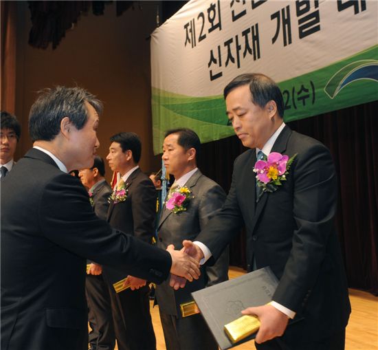▲신우성 한국바스프 대표가 22일 국토해양부 장관상을 받았다.