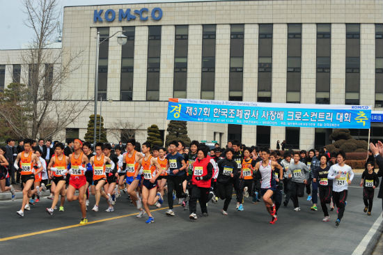 22일 오전 한국조폐공사에서 시작해 대덕특구를 돌아오는 '조폐공사 사장배 크로스컨트리대회'가 시작되자 선수들이 일제히 달려나가고 있다.