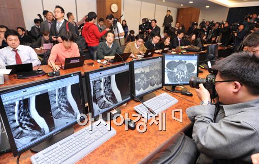 박원순 서울시장의 아들 박주신씨의 MRI 재촬영이 이루어진 22일 서울 신촌 세브란스 병원에서 관련 브리핑이 열린 가운데 모니터에 박씨의 사진이 공개되고 있다.