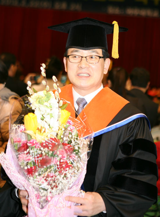 송기섭 행정중심복합도시건설청장이 22일 오후 수원 아주대서 교통공학박사학위를 받았다.