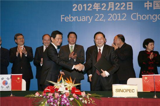 ▲차화엽 SK종합화학 대표(왼쪽)는 서정닝 시노펙자회사 총경리와 22일 중국 충칭 프로젝트 관련 업무협약서를 체결했다.