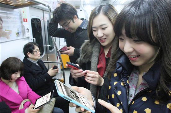 고객들이 지하철에서 4G 와이브로를 이용한 이동 와이파이에 접속해 스마트폰으로 무선인터넷을 즐기고 있는 모습.
