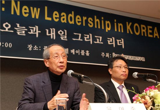 왼쪽부터 윤여준 전 환경부 장관, 최병일 한국경제연구원 원장
