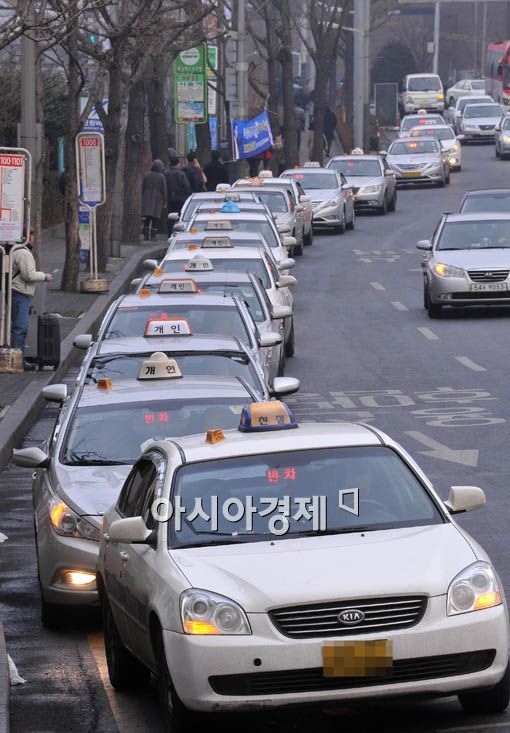 [포토] 손님 기다리는 택시들