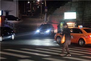 21일 저녁 삼성물산 직원 김모씨가 탄 그렌져 차량이 이재현 CJ그룹 회장 자택으로 들어가는 동호로로 이동해 대기하고 있다.

