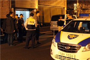 21일 저녁 서울 중구 장충동 이재현 CJ그룹 회장 집 부근에서 이 회장의 차량을 미행하던 삼성물산 직원 김모씨가 CJ직원들의 신고로 출동한 경찰관에게 조사를 받고 있다.