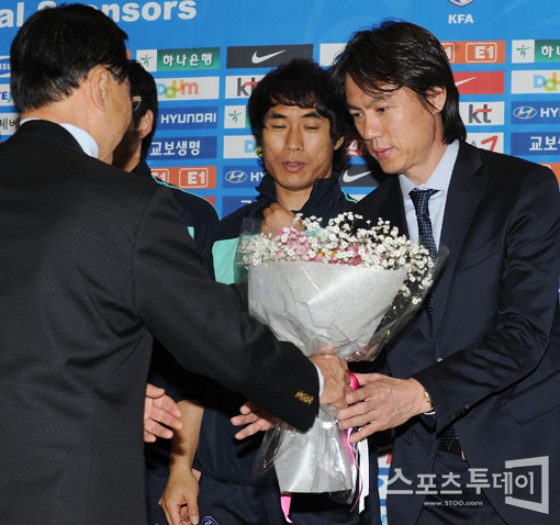 [포토] 축하 꽃다발 받는 홍명보 감독