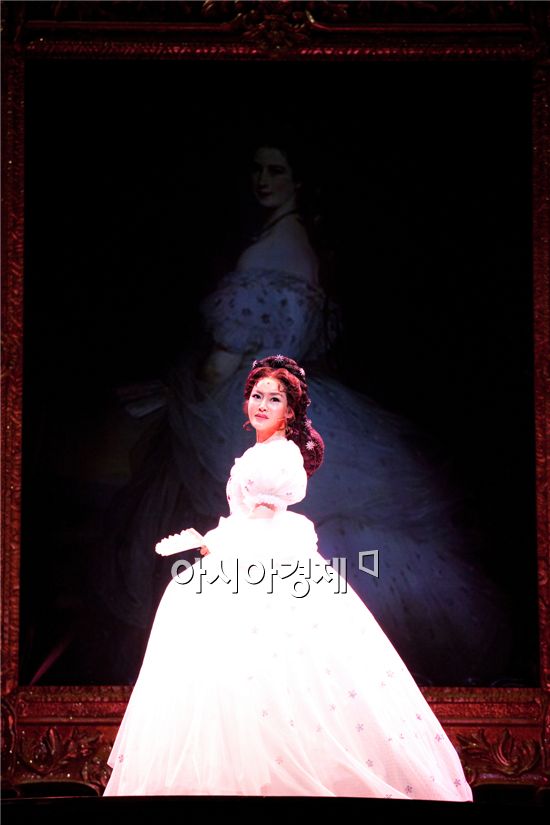 눈은 행복한데 눈물은 언제 흘리지? - 독일 블록버스터 뮤지컬 '엘리자벳' 국내 초연