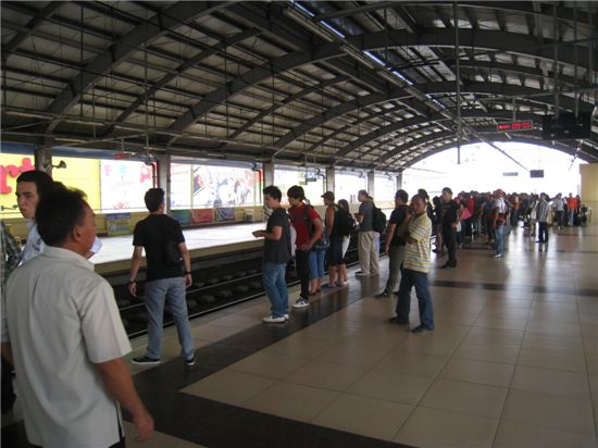 마닐라지역 철도역 승강장 모습.