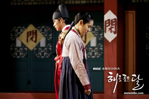 Kim Soo-hyun (left) and Han Ga-in (right) in "The Moon Embracing the Sun" [MBC]