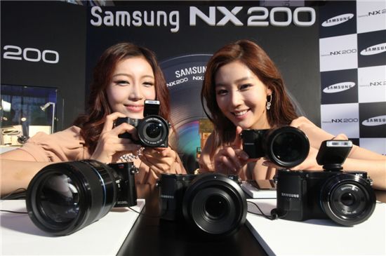 삼성 카메라 NX200, 英서 '올해의 카메라' 수상