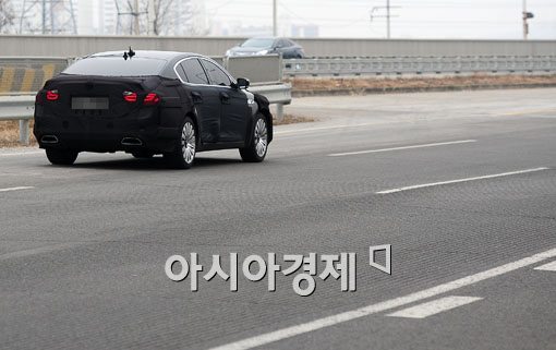[포토] 위장막속 차량의 정체는?