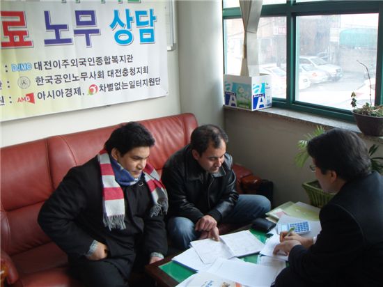 첫 봉사활동에 나선 성시웅(오른쪽) 한국공인노무사회 대전·충청지회장이 이주외국인 근로자들에게 노무규정을 설명하고 있다.