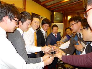 김인규 하이트진로 영업총괄 사장(왼쪽 세번째)이 서울지역 영업사원 9명과 'CEO데이트'를 진행하고 있다.
