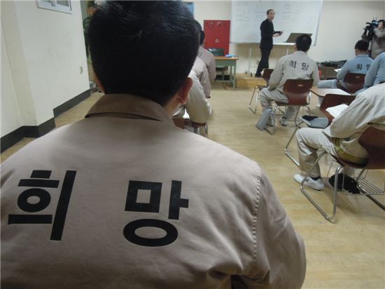 군 교도소, 그 악명마저 착해졌다