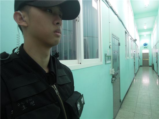 군 교도소, 그 악명마저 착해졌다