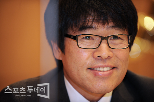 [포토] 이흥실 전북 감독대행 '디펜딩 챔피언의 여유'