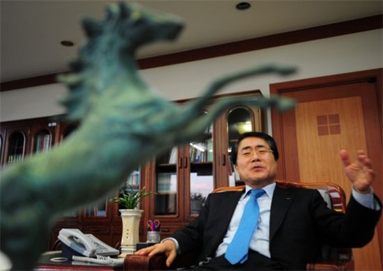 [아시아초대석] "마사회경영 너무 못한다" 말하는 마사회장 장태평