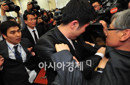 [포토] 멱살 잡힌 여상규 의원