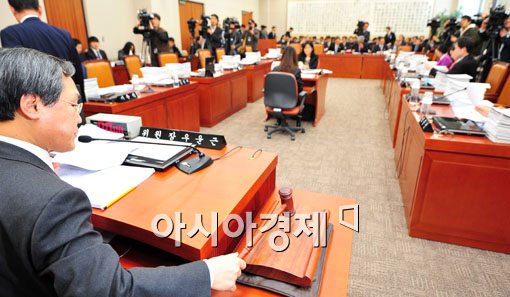 [포토] 저축은행 특별법 법사위 상정
