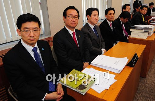 [포토] 저축은행 특별법 지켜보는 처리 부산 지역의원들