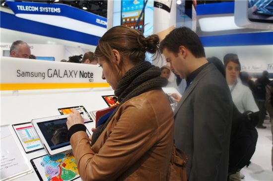한 참석자가 삼성전자 전시관에 놓여 있는 '갤럭시 노트 10.1'을 사용해 보고 있다.