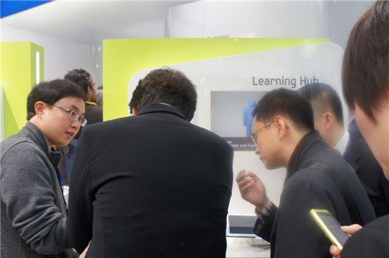 참석자들이 삼성전자의 새로운 교육 플랫폼 '러닝 허브'에 관심을 보이고 있다.