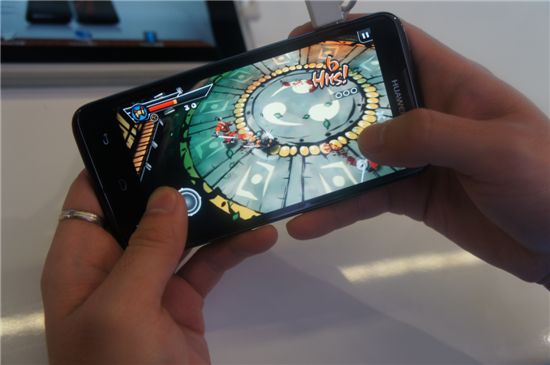 화웨이가 'MWC 2012'에서 발표한 쿼드코어 스마트폰으로 한 사용자가 게임을 시연해보고 있다.