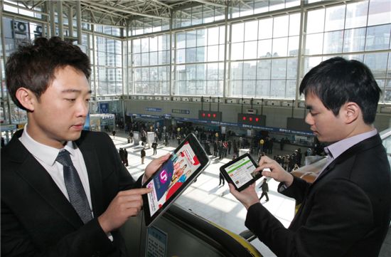 LG유플러스가 유플러스존을 다른 통신사 가입자도 무료로 사용할 수 있도록 개방한다. 사진은 서울역에서 고객들이 태블릿PC와 스마트폰으로 와이파이를 이용해 인터넷 서비스를 즐기고 있는 모습. 