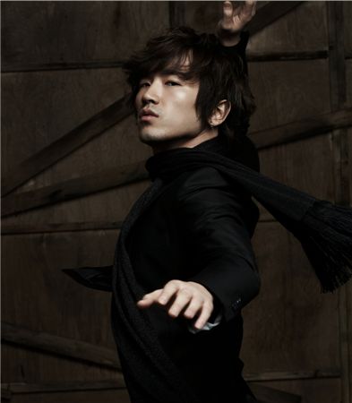 Shinhwa's Lee Min-woo to be discharged from military service