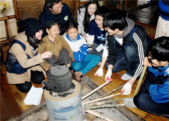 지난 1월 말 효성 대학생 해외 봉사단인 블루 챌린저가 베트남 빙타잉 마을을 방문해 직접 개발한 적정기술인 ‘연기 나지 않는 화덕’을 마을 주민들에게 소개하고 있다.
