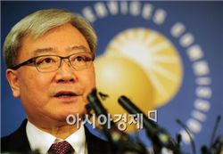 김석동 위원장 "증시 급락은 외국인 매도탓.. 충분한 대비책 마련"(종합)