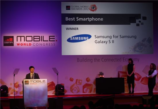 28일(현지시간) 스페인 바르셀로나에서 열리고 있는 '모바일 월드 콩그레스(MWC) 2012'에서 윤한길 삼성전자 전무가 '올해의 최고 스마트폰상'과 '올해 최고의 휴대폰 기업상' 수상 소감을 발표하고 있다.