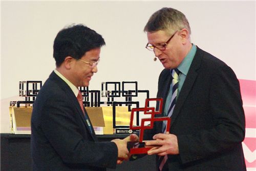 세계 박수 받은 실력, KT 'MWC2012' 최고 기술상 수상