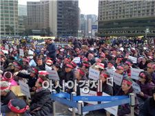 29일 오후 서울광장에서는 개포지구재건축연합회 회원 2600여명이 서울시의 소형평형 비율 확대안에 반대하는 집회를 열었다. /  