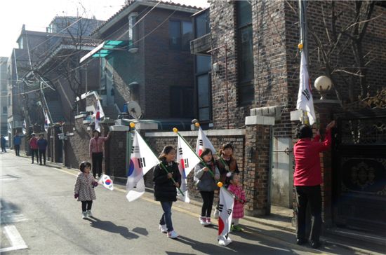 서초구 양재2동 주민들은 1일 어린아이들까지 나와 태극기 달기 캠페인을 펼쳤다.