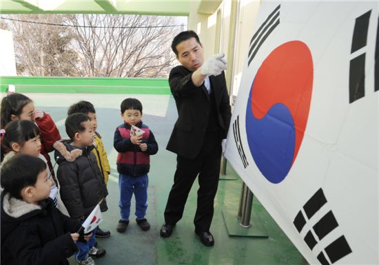 광진구, 유치원 어린이들에게 태극기 의미 알려 