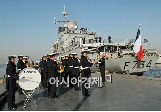 지난 2월29일 인천항에 입항한 프랑스 해군 구축함 반데미에르 호 앞에서 우리 해군 군악대가 환영 연주를 하고 있다. 사진제공=해군 인천해역방어사령부
