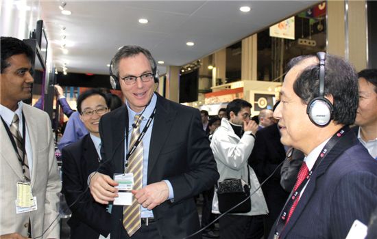 LG유플러스 이상철 부회장(오른쪽)이 지난달 ‘MWC 2012’에서 퀄컴 CEO인 폴 제이콥스 회장(가운데)과 함께 퀄컴이 개발한 VoLTE의 음성 품질을 직접 확인하고 있다.