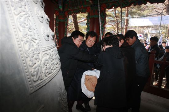 태극기 휘날리던 그날의 만세 함성 울려 퍼져