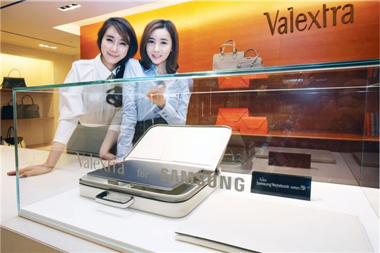 삼성 노트북, 전용 가방과 명품 브랜드 매장에 전시