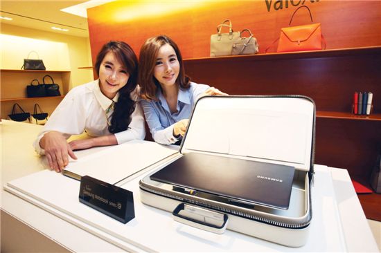 삼성 노트북, 전용 가방과 명품 브랜드 매장에 전시