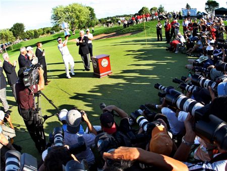  양용은의 2009년 PGA챔피언십 우승 당시 시상식 장면. 