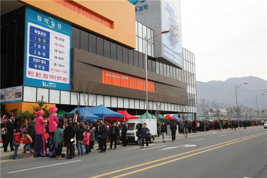 남양산역까지 줄이 늘어선 양산유보라4차. 道단위 청약 확대 및 저렴한 분양가로 부산·경남 수요자의 발길이 이어지고 있다.