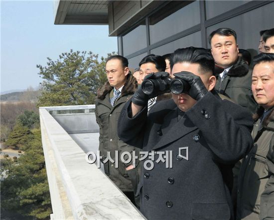 북한 김정은 노동당 중앙군사위원회 부위원장이 판문점을 시찰하고 있다. 통신은 정확한 시찰일자로는 '시찰일 불명(不明)'이라고 밝혔다.