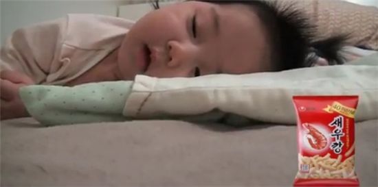 ▲졸음을 참고 필사적으로 눈을 뜨는 모습이 담긴 동영상으로 화제가 된 'UCC스타' 예린이가 프랑스 칸에 간다.