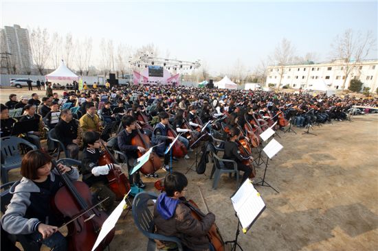 지난해 열린 구민하모니오케스트라단이 연주하는 모습.
