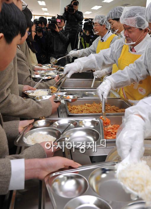 [포토] 밥 나눠주는 시장