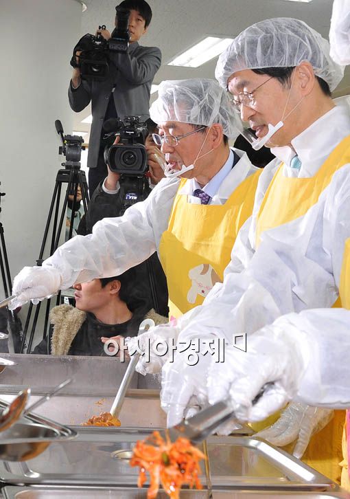 [포토] 점심 나눠주는 박원순-곽노현