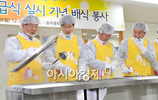 지난 3월5일, 박원순 서울시장과 곽노현 서울시교육감이 무상급식 실시 기념 배식 봉사를 하고 있는 모습.